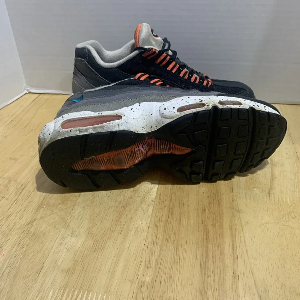 Nike Air Max 95 Youth size 7Y Women 8.5 Black CJ3906 008‎
